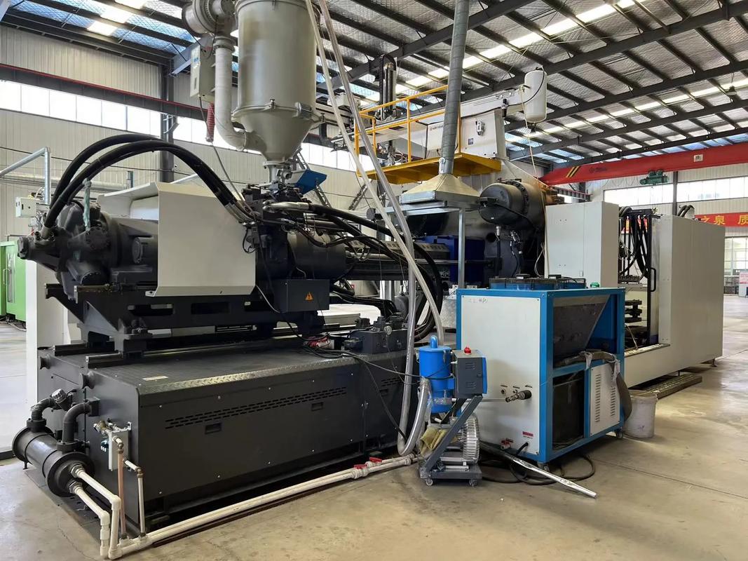 山東工廠海天1080t注塑機 含油、料斗與機械手的協同創新