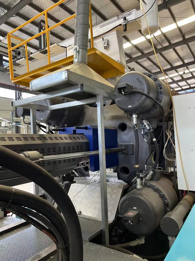 解析山東工廠海天1080T注塑機 含油系統(tǒng)、料斗配置與機械手集成